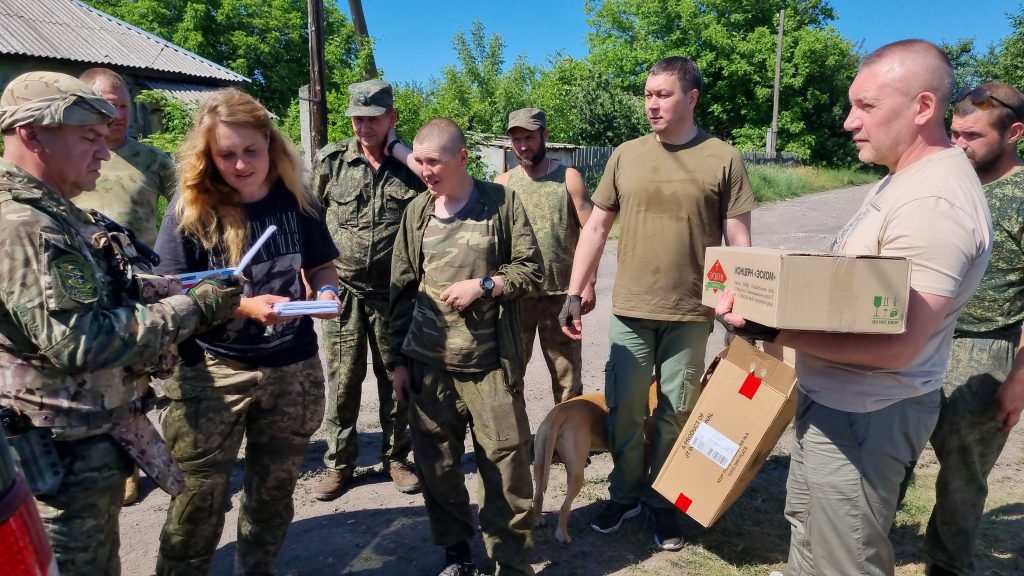 Вручение гуманитарной помощи в июне